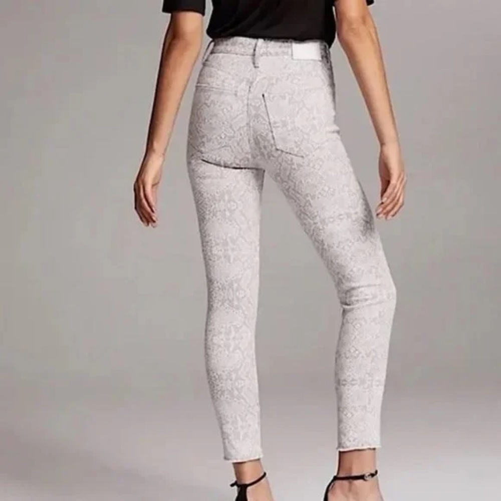 Aritzia Denim Forum Lola High Rise Skinny Crop Jeans White Snake Print - Sz 27 - Picture 3 of 16